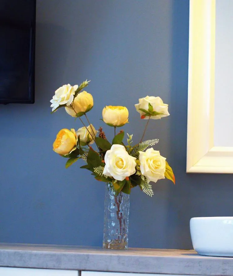 Chmielna 5 Rooms & Apartments Varşova